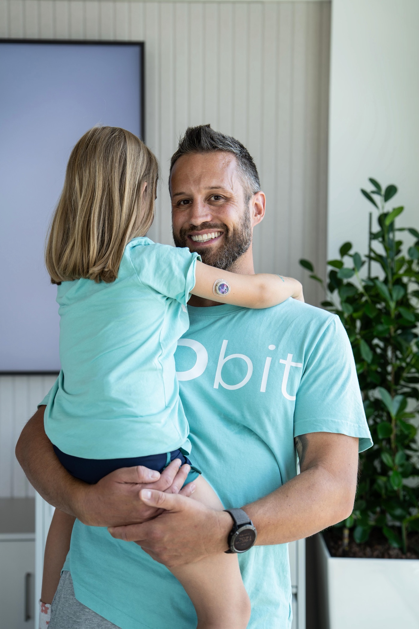 Vater und Tochter im Familienalltag